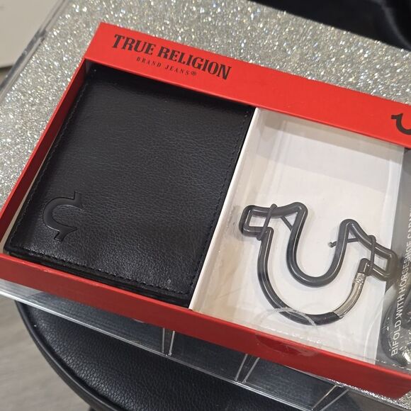 True Religion Altro Bifold Wallet & Horseshoe Carabiner Gift Set